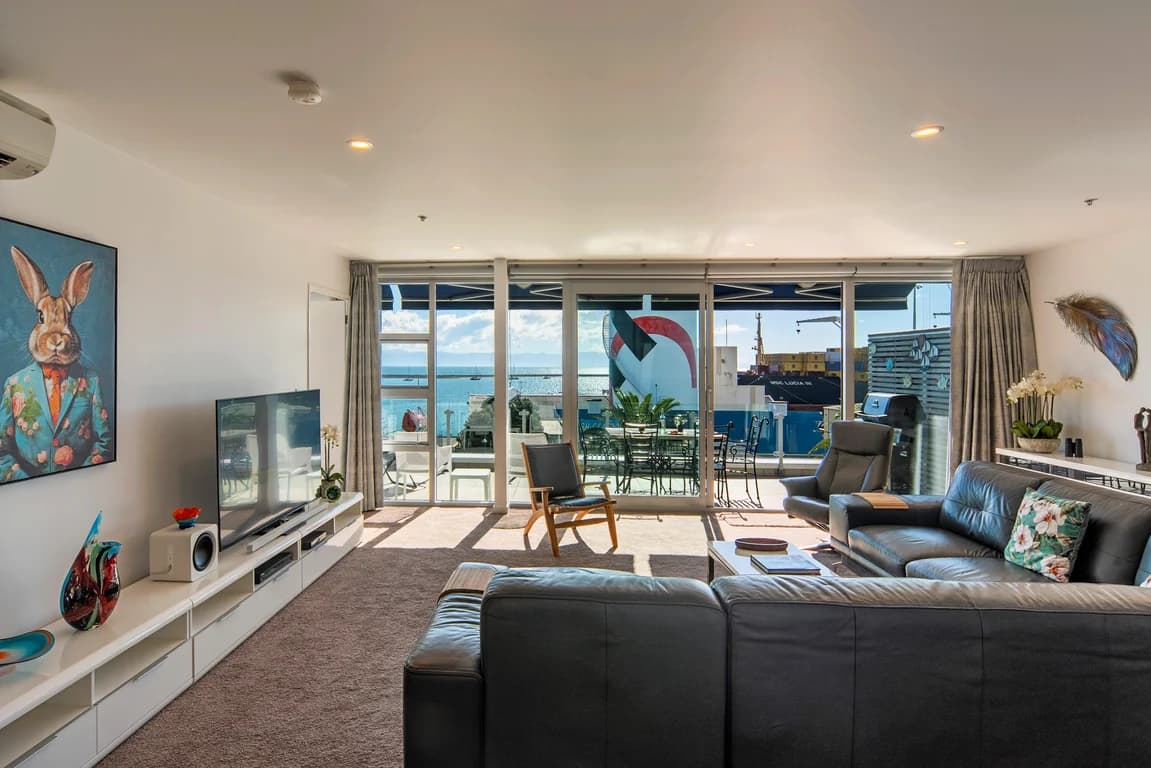 Oceanfront Apartment at Latitude 41, photo 2